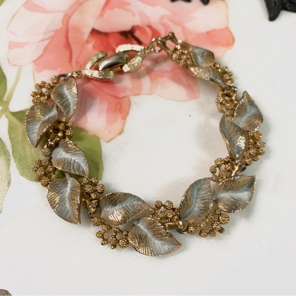 VINTAGE LEAF AND BERRY CLUSTER BRACELET IN GOLD TONE - Picture 16 of 16